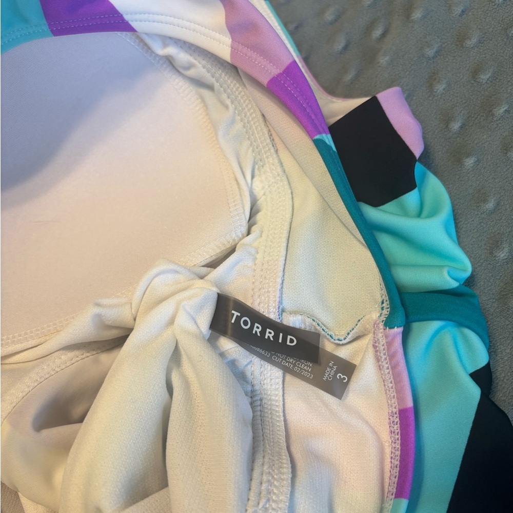 Like new Torrid swim top, color block style with tied keyhole opening - Picture 8 of 9